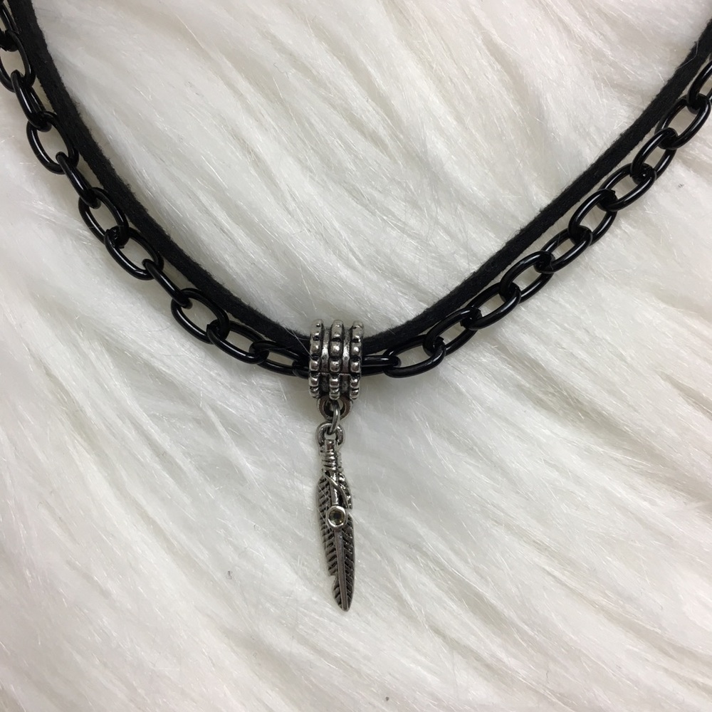 Suede and chain necklace 🖤
